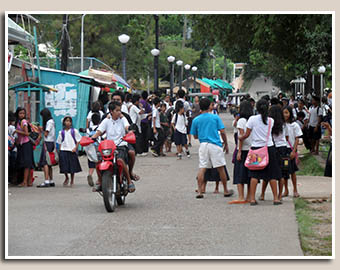 sortie de l'école primaire à Coron